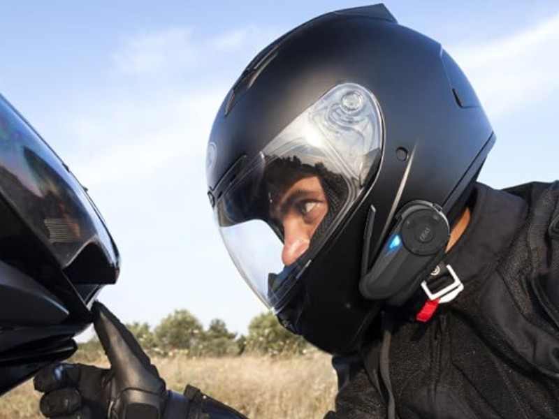 komunikacija za motoriste nameščena na čelado